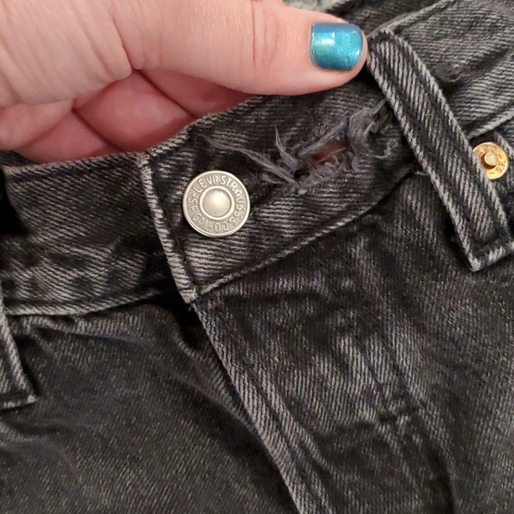 Distressed grayish black Levi's 501 jean shorts - Picture 9 of 10